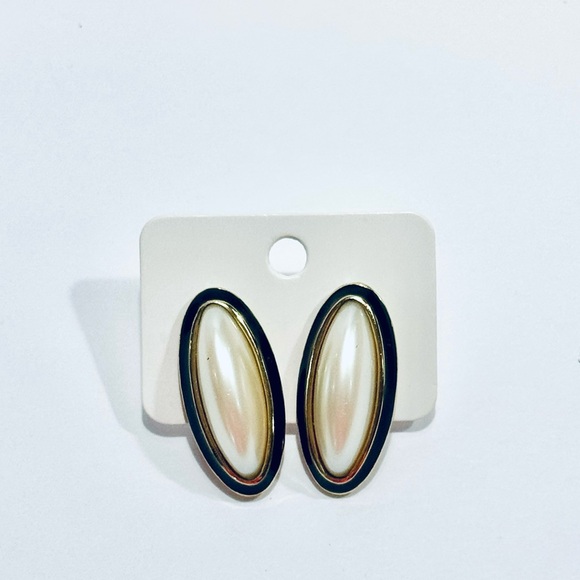 Richielieu Jewelry - RICHELIEU VINTAGE POST BACK OVAL PEARL EARRINGS